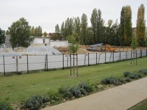 Blick auf abgedeckten belasteten Boden und Baustelle am Park