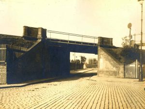 Torgauer Straße mit Eisenbahnbrücke der Cheruskerkurve, 1912 (Museen Tempelhof-Schöneberg von Berlin / Archiv)